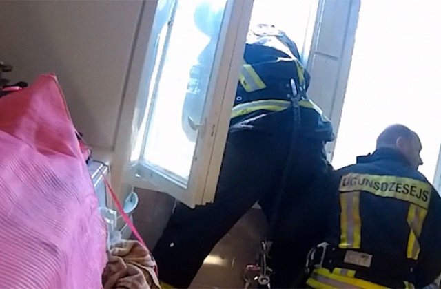 Timpul uimitor de reactie al unui pompier care a salvat o femeie de la sinucidere / VIDEO