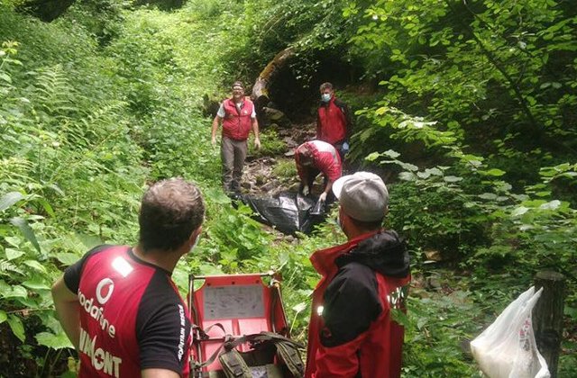 Trupul unui barbat disparut de doua saptamani a fost gasit intr-un parau din munti
