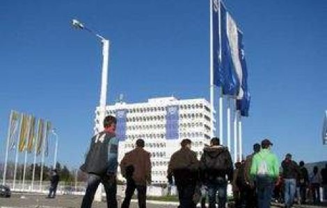 Dacia isi suspenda productia pentru inca doua saptamani