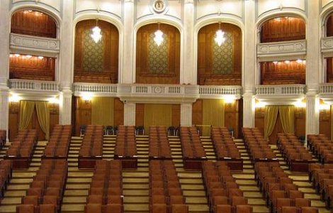 Camera Deputatilor: Microbuze de 1,5 milioane de lei, fara TVA
