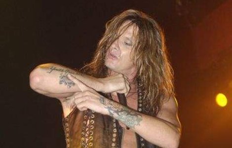 Uraganul Irene i-a distrus casa rockerului Sebastian Bach