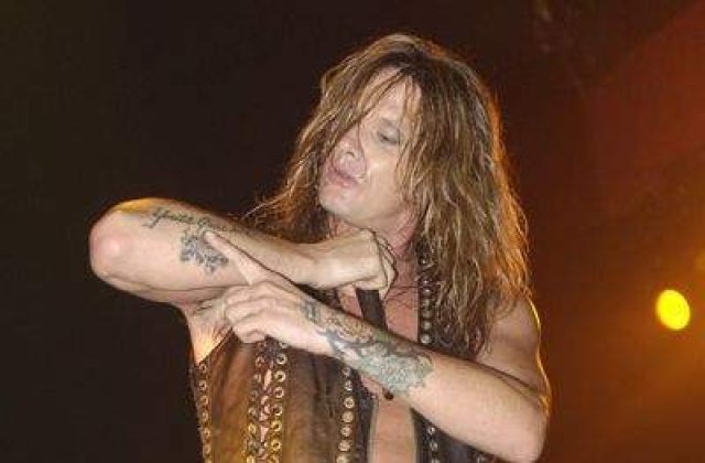 Uraganul Irene i-a distrus casa rockerului Sebastian Bach