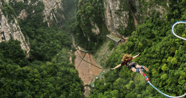 In China se deschide cel mai inalt punct pentru bungee jumping