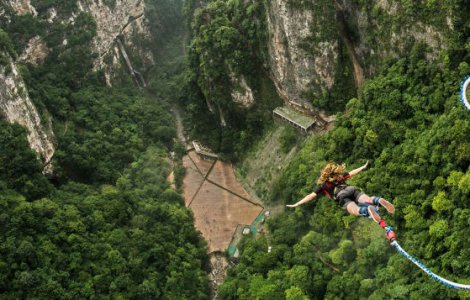 In China se deschide cel mai inalt punct pentru bungee jumping