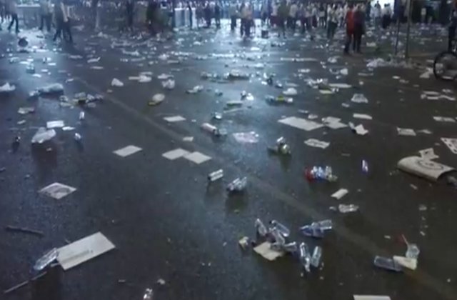 Primaria Capitalei, despre gunoaiele ramase in Piata Victoriei dupa mitingul PSD: Operatorii de salubrizare au intervenit prompt