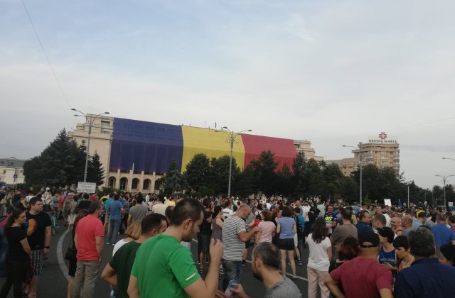 Aproximativ 2.000 de persoane protesteaza in fata Guvernului