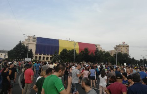 Aproximativ 2.000 de persoane protesteaza in fata Guvernului