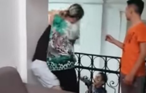 O eleva de la Liceul pentru Deficienti de Auz din Cluj-Napoca a fost batuta de o ingrijitoare/ VIDEO