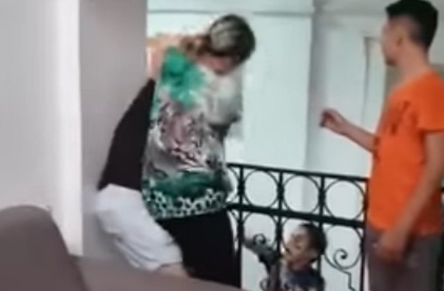 O eleva de la Liceul pentru Deficienti de Auz din Cluj-Napoca a fost batuta de o ingrijitoare/ VIDEO