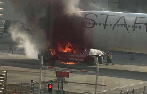 Un avion a luat foc pe aeroportul din Frankfurt