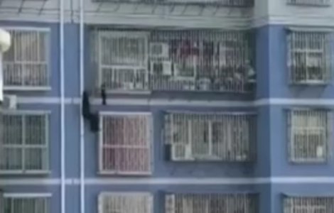 Un barbat din China s-a catarat pana la etajul 5 pentru a salva un copil/ VIDEO