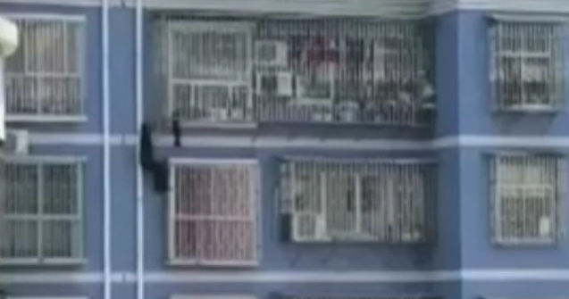 Un barbat din China s-a catarat pana la etajul 5 pentru a salva un copil/ VIDEO