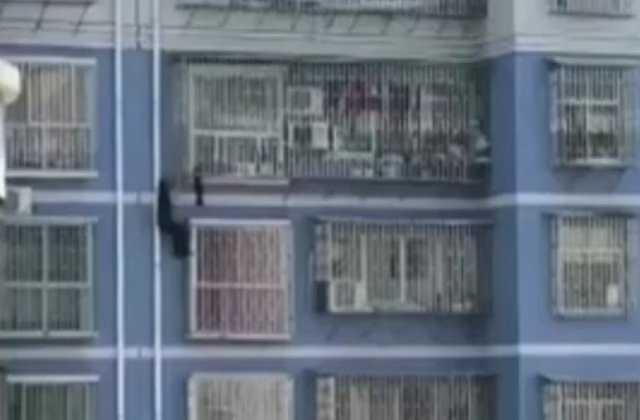 Un barbat din China s-a catarat pana la etajul 5 pentru a salva un copil/ VIDEO