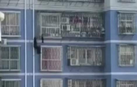 Un barbat din China s-a catarat pana la etajul 5 pentru a salva un copil/ VIDEO