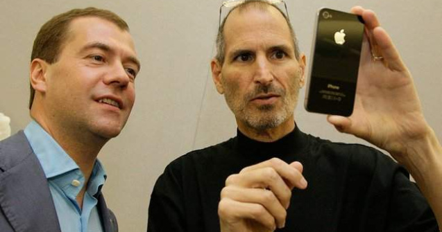 Tatal biologic al lui Steve Jobs vrea sa-si cunoasca fiul bolnav