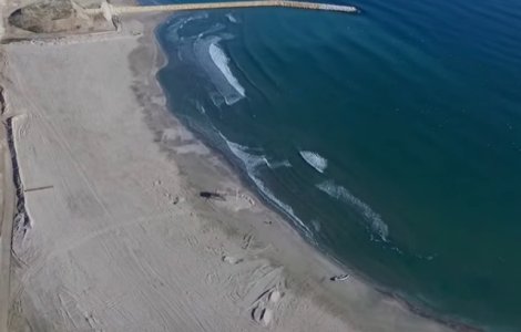 Copil inecat in mare, pe plaja Modern