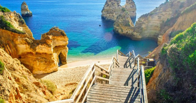 Un turist din cinci isi cumpara sejurul de vara cu ofertele "last minute". Care este destinatia preferata a romanilor