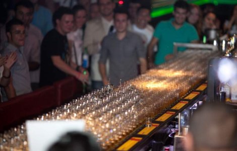 Record national la domino de cocktail-uri cu bere