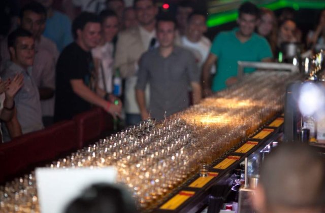 Record national la domino de cocktail-uri cu bere