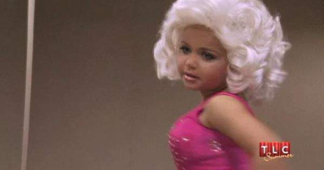  Video  I-a pus sani falsi la patru ani