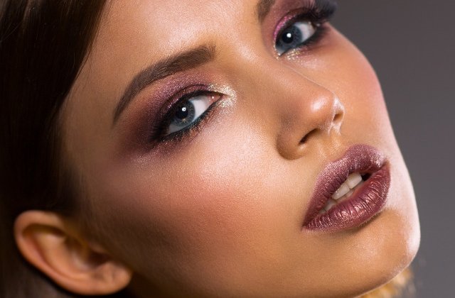 Ajuta la reglarea pH-ului pielii si trateaza acneea. 15+ utilizari ale otetului de mere