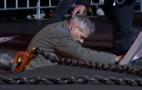 Un artist ingropat de viu timp de trei zile sub o strada din Hobart a fost scos la suprafata / VIDEO