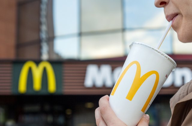 McDonald's renunta la paiele din plastic in Marea Britanie si Irlanda