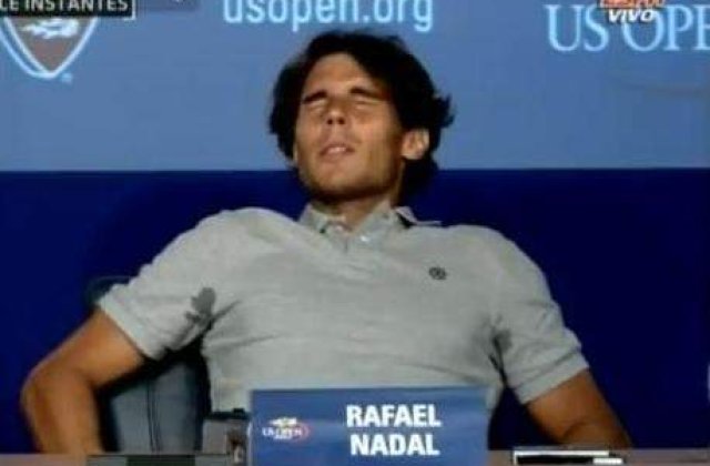 [VIDEO] Nadal a cazut sub masa, in urma unor crampe musculare severe