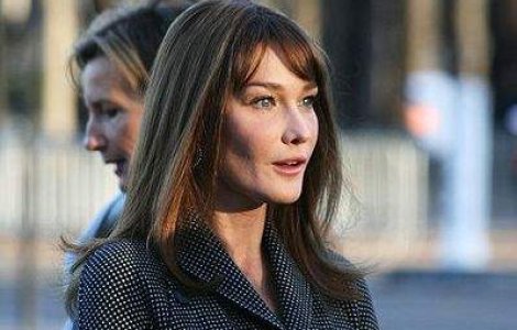 Carla Bruni-Sarkozy, o mamica protectoare