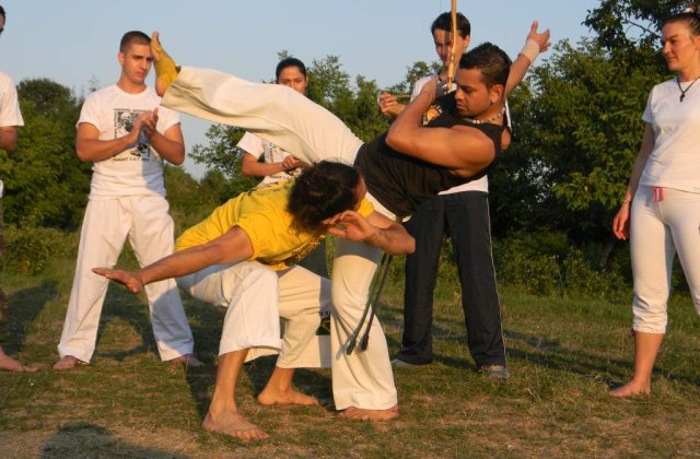 Capoeira: Spectaculoasa forma de lupta, deghizata in dans, a ajuns si in Romania