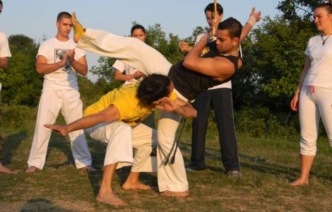  Top  Capoeira: Spectaculoasa forma de lupta, deghizata in dans, a ajuns si in Romania