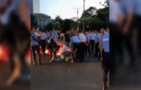 Jandarm filmat cand calca un barbat aflat la pamant / VIDEO