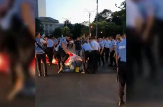 Jandarm filmat cand calca un barbat aflat la pamant / VIDEO