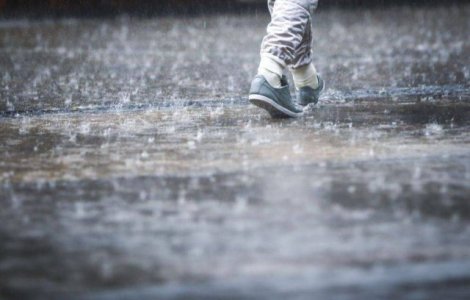 Cod galben de ploi si furtuni in 31 de judete, vineri