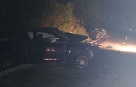 Doua persoane au murit si alte trei au fost ranite, in urma unui accident petrecut in Valcea