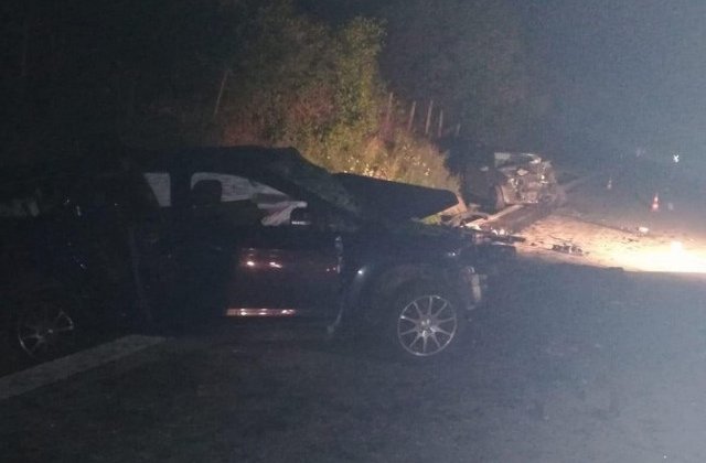 Doua persoane au murit si alte trei au fost ranite, in urma unui accident petrecut in Valcea