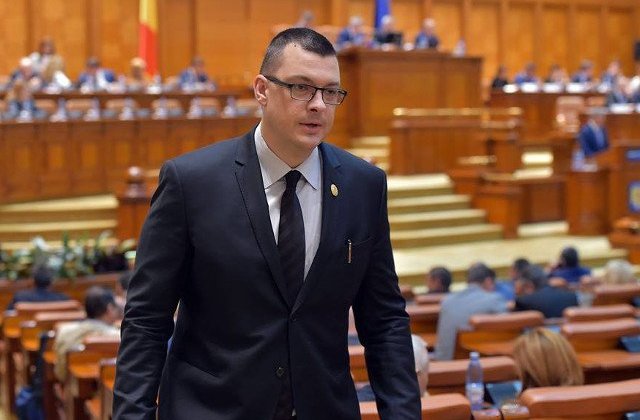 Raetchi, scrisoare catre jandarmi: Nu acceptati nicio presiune politica pentru reprimarea cu violenta a manifestatiilor pasnice