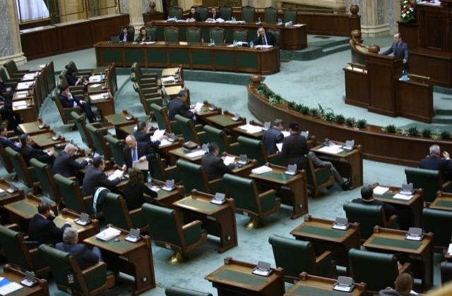 Dispute in Parlament pe revizuirea Constitutiei