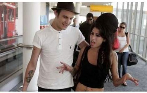 Amy Winehouse isi platea sotul sa o sarute