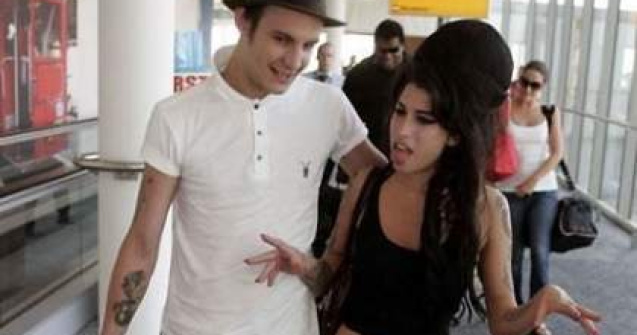 Amy Winehouse isi platea sotul sa o sarute