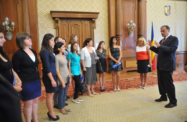 Imaginea Senatului: Site pentru copiii si masina timpului