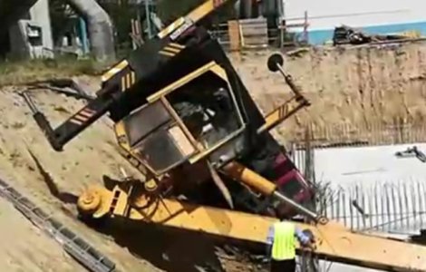 Un pensionar a murit dupa ce s-a rasturnat cu o macara intr-o groapa