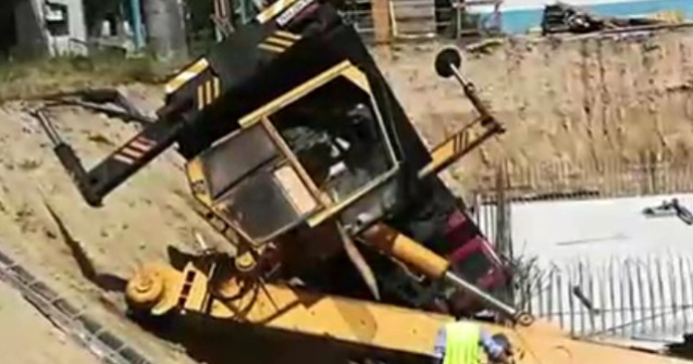 Un pensionar a murit dupa ce s-a rasturnat cu o macara intr-o groapa