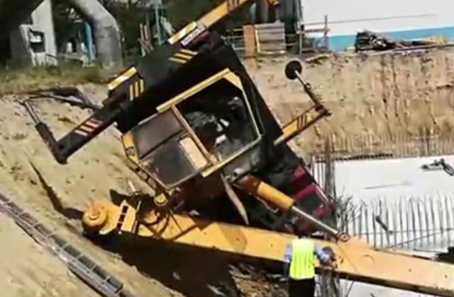 Un pensionar a murit dupa ce s-a rasturnat cu o macara intr-o groapa