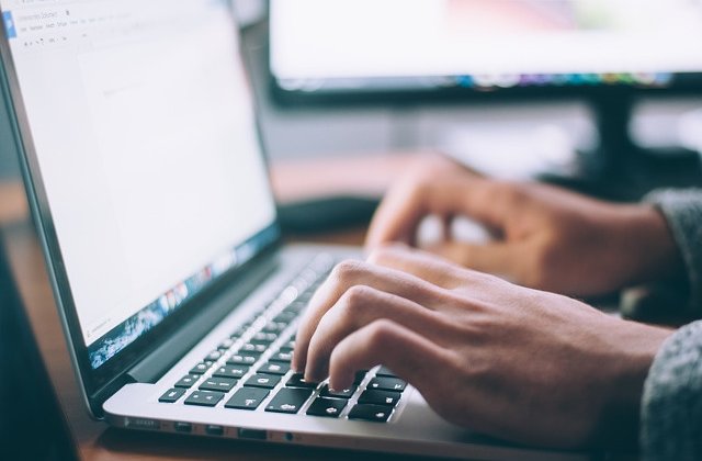 Un blogger, asasinat dupa o conferinta despre certurile in mediul online