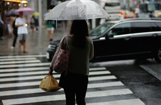 Peste jumatate de tara, sub cod PORTOCALIU si cod GALBEN de ploi si vant puternic. Cum va fi vremea in Capitala