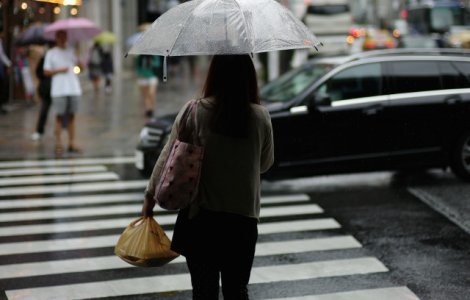 Peste jumatate de tara, sub cod PORTOCALIU si cod GALBEN de ploi si vant puternic. Cum va fi vremea in Capitala