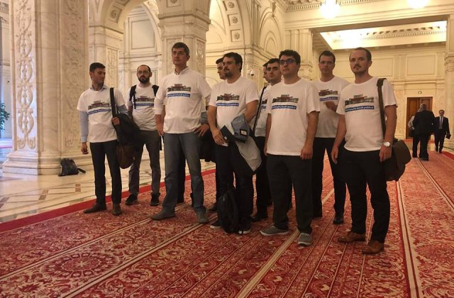 Camera Deputatilor: USR nu poate avea invitati in Parlament. Turistii si invitatii nu au acces pe hol in timpul plenului