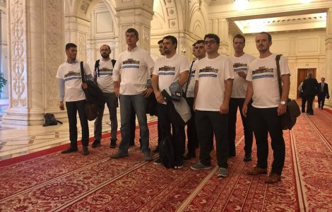 Camera Deputatilor: USR nu poate avea invitati in Parlament. Turistii si invitatii nu au acces pe hol in timpul plenului