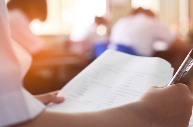 Perle de la BAC 2018. "Arghezi scrie mereu versuri pe pereti, sa nu uite ca este poet"